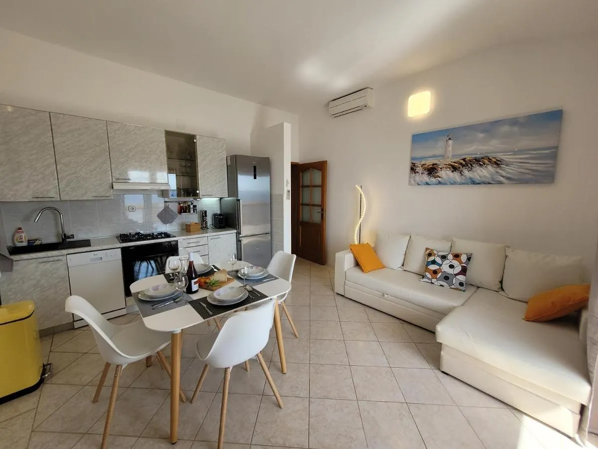 Family Apartments Iris 20M From The Beach, In Mandre