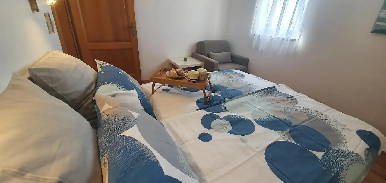 Family Apartments Iris 20M From The Beach, In Mandre Croatia