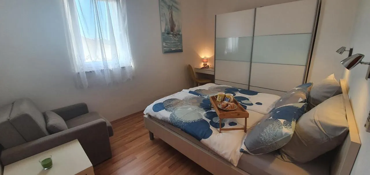 Family Apartments Iris 20M From The Beach, In Mandre
