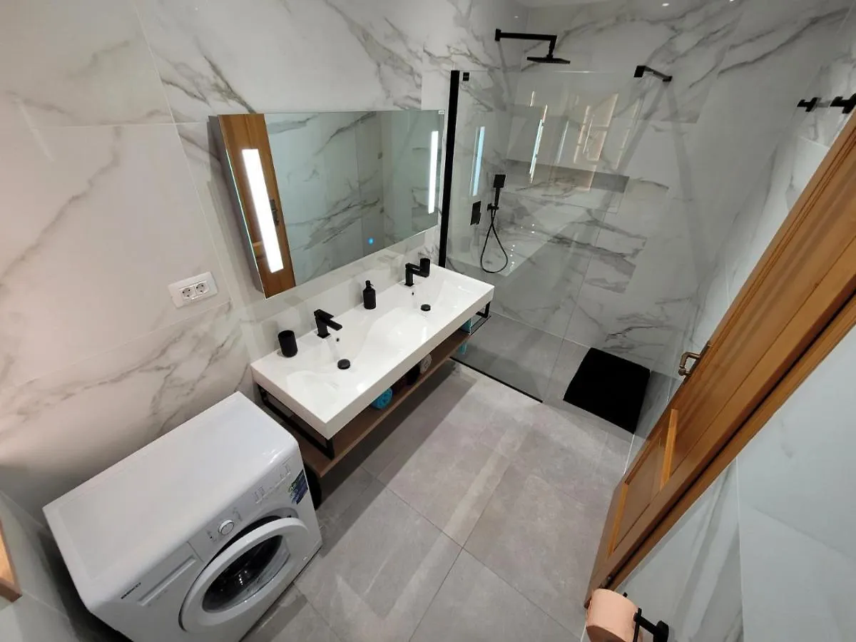 Family Apartments Iris 20M From The Beach, In Mandre Croatia