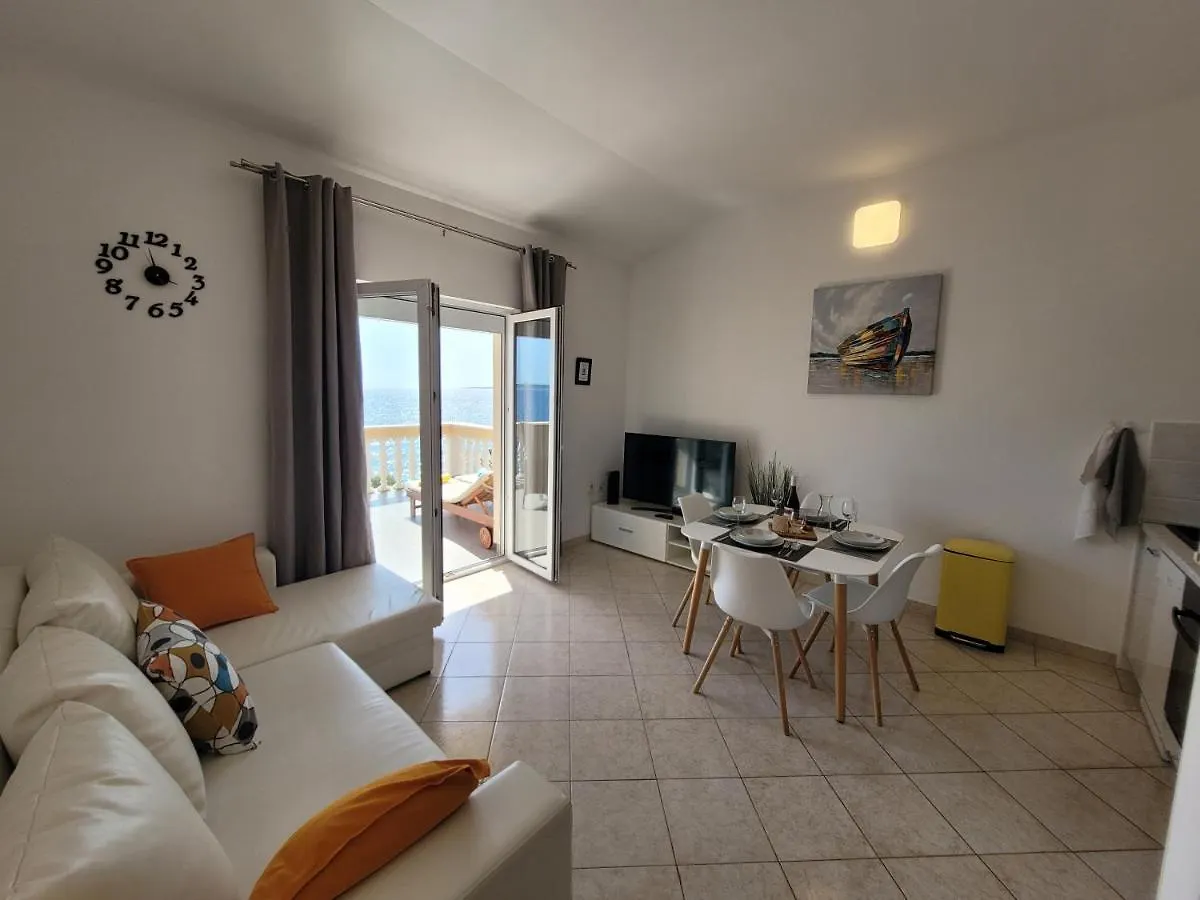 Family Apartments Iris 20M From The Beach, In Mandre