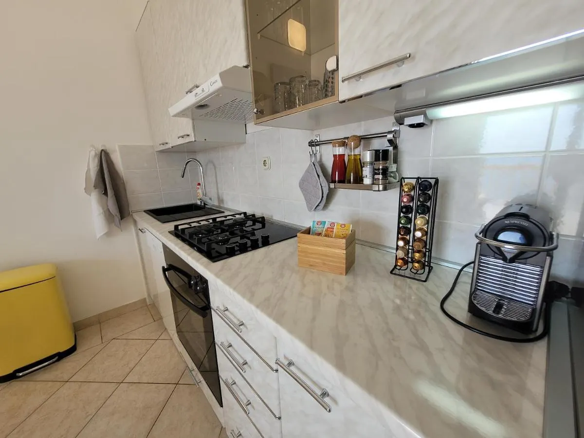 Family Apartments Iris 20M From The Beach, In Mandre Croatia