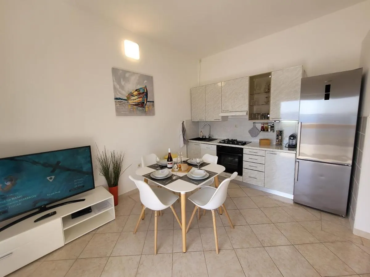 Family Apartments Iris 20M From The Beach, In Mandre