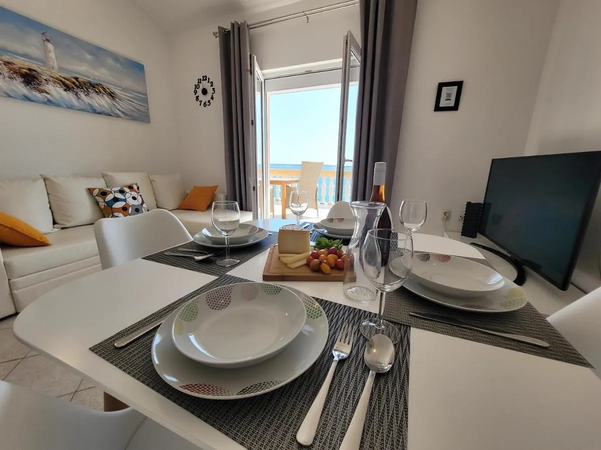 Family Apartments Iris 20M From The Beach, In Mandre Croatia