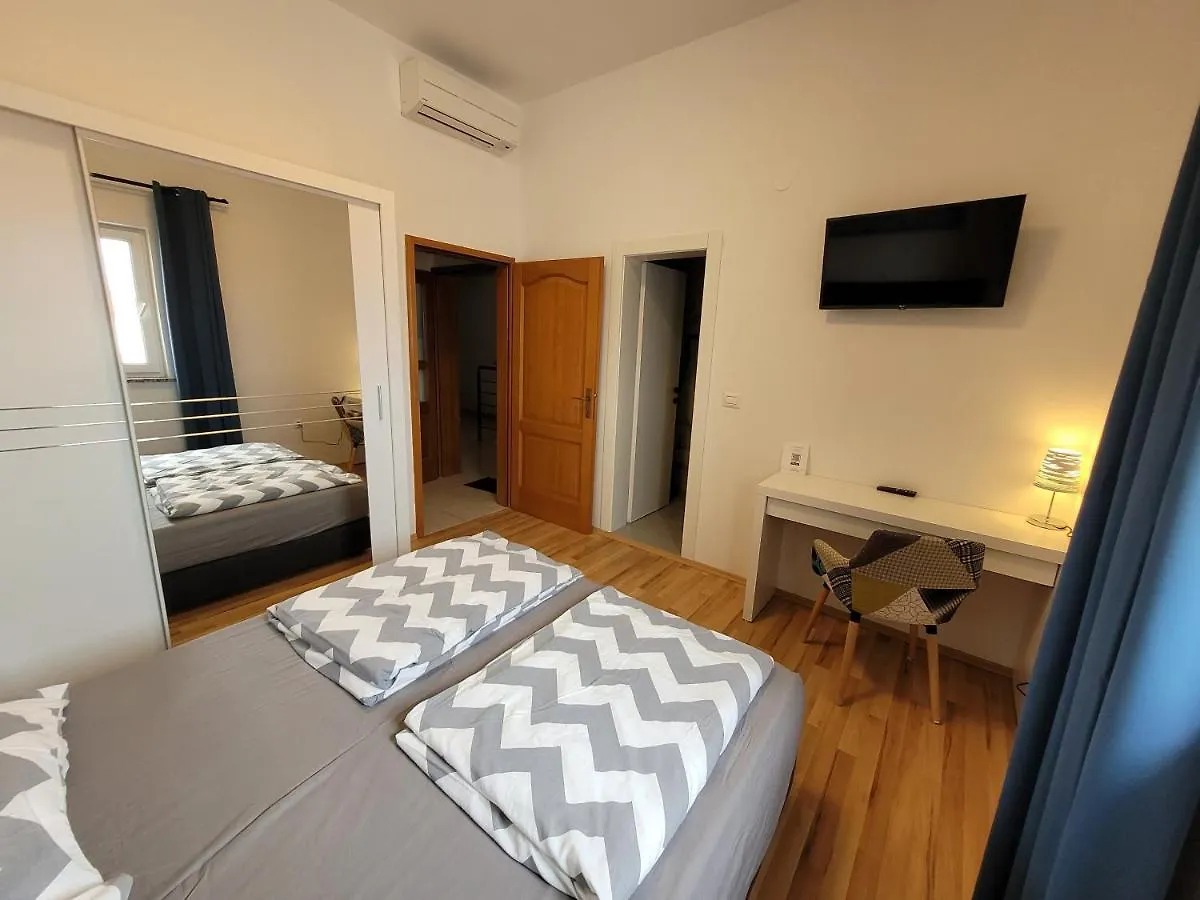 Family Apartments Iris 20M From The Beach, In Mandre Croatia