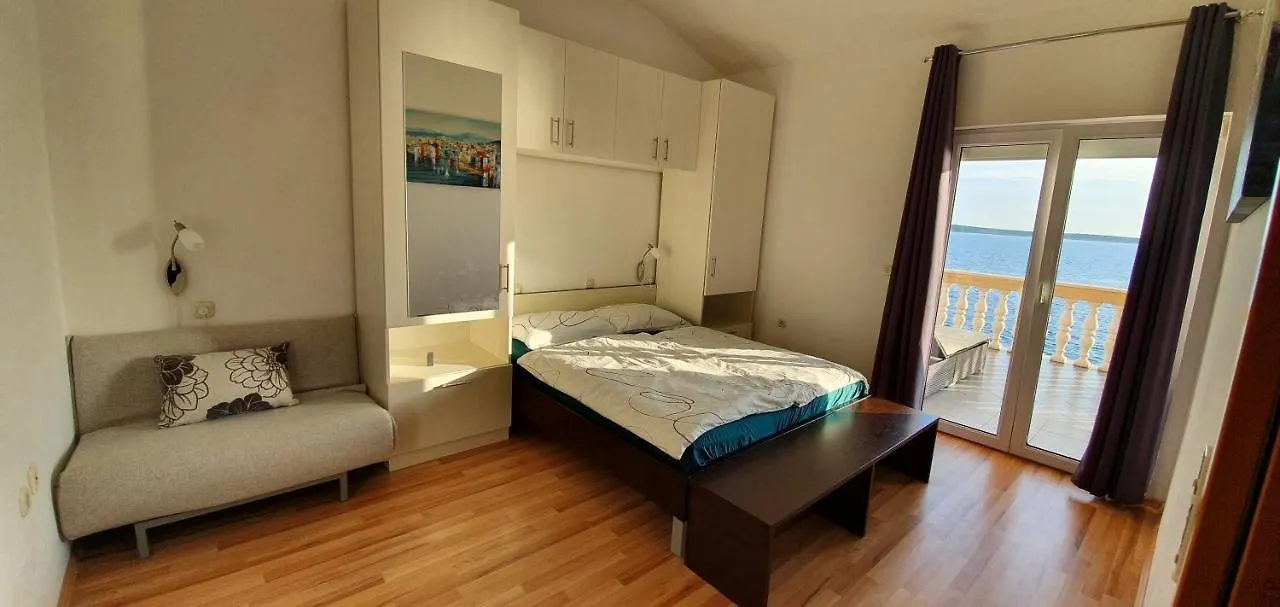 Family Apartments Iris 20M From The Beach, In Mandre