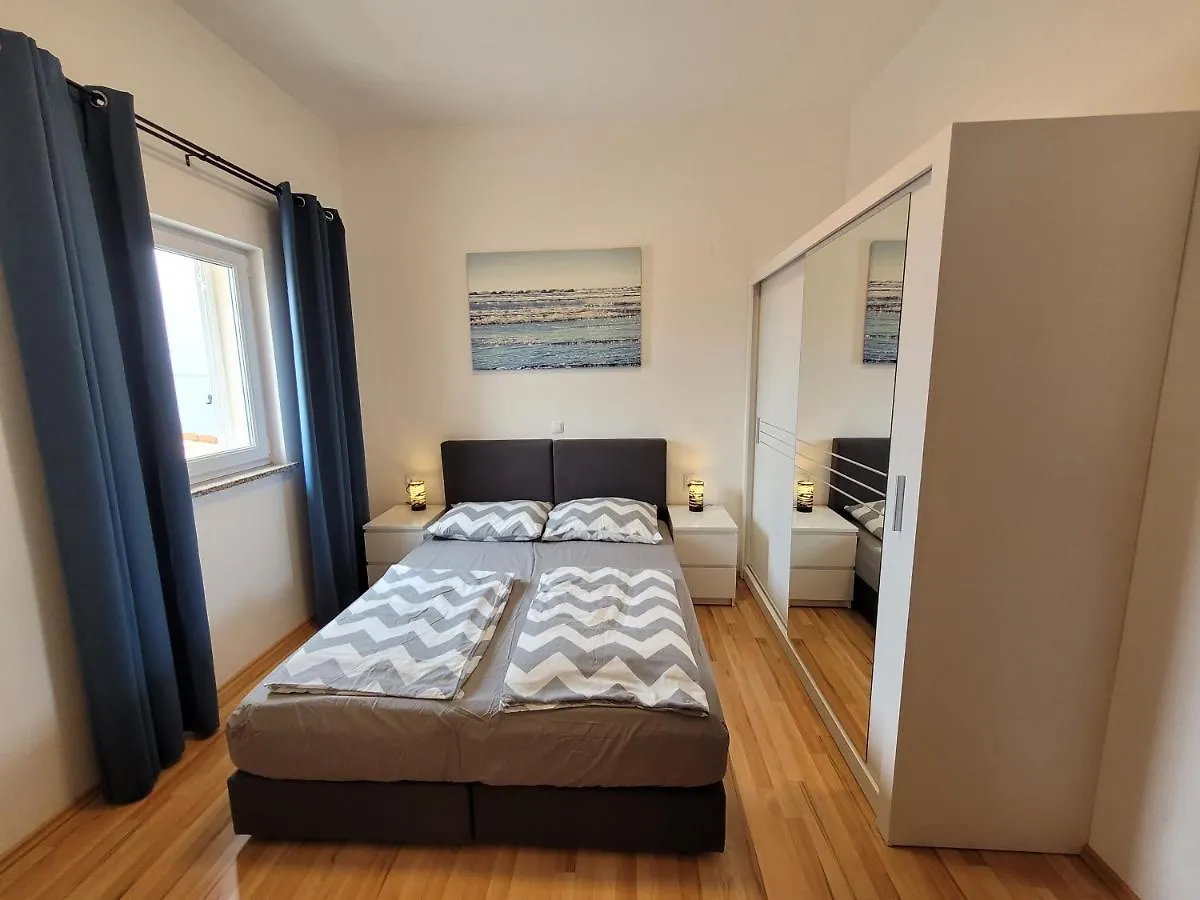 Family Apartments Iris 20M From The Beach, In Mandre