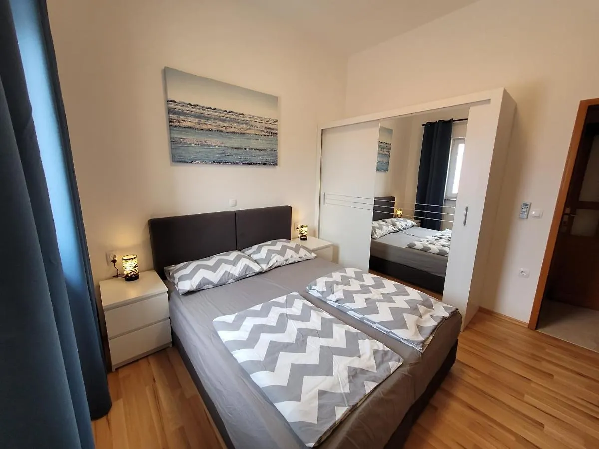 Family Apartments Iris 20M From The Beach, In Mandre