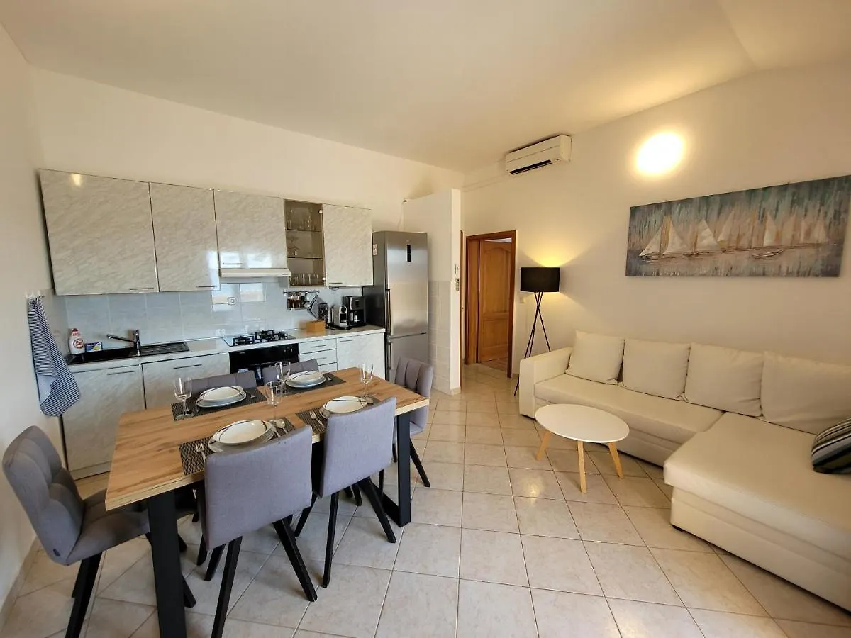 Family Apartments Iris 20M From The Beach, In Mandre