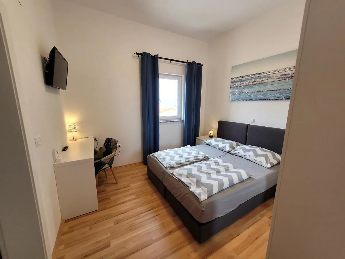 Family Apartments Iris 20M From The Beach, In Mandre